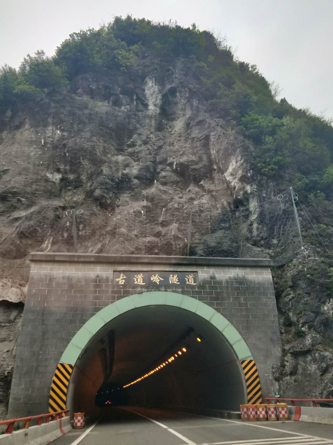 由于工作需要出差安康,沿着包茂高速从西安去往安康,一路上经过秦岭